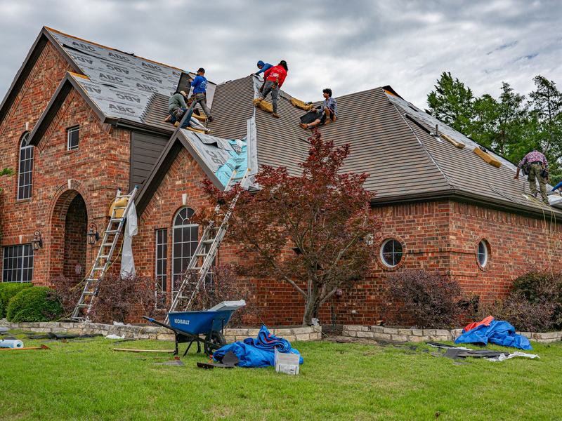 Roofing crew working near Cedar Rapids